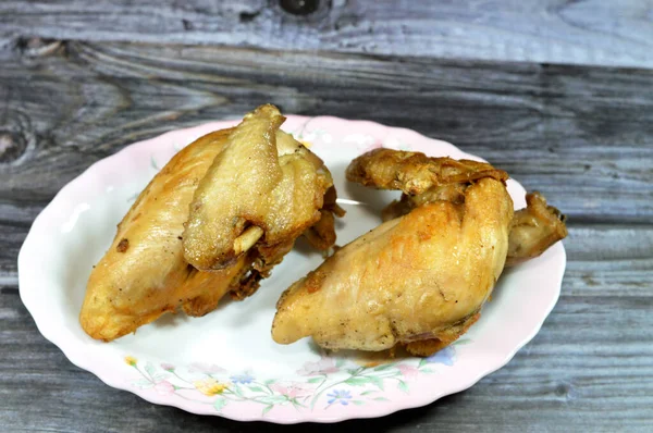 Sepiring Dada Dan Sayap Ayam Panggang Dengan Tulang Dipanggang Masakan — Stok Foto