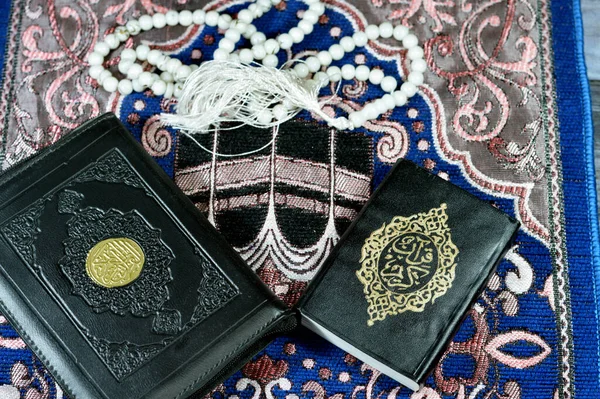 양탄자 고귀한 꾸란과 이슬람 때로는 이슬람교도들이 기도를 사용하는 야나마스 사하다 — 스톡 사진