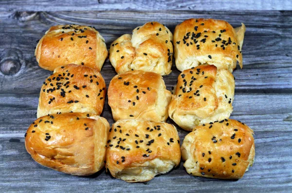 Siyah tohumlarla kaplı mini tuzlu hamur işleri. Baraka tohumu. Dilimlenmiş canlı, geleneksel fırınlar.