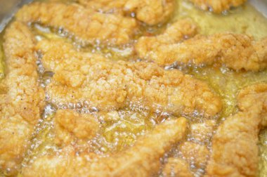 Derin yağda kızarmış tavuk şeritleri tamamen pişmiş taze tavuk göğsü eti çeşnili ve lezzetli çıtır ekmek kırıntıları, tavuk parmakları, fileto ya da goujonlar ile kaplı beyaz tavuk etidir.