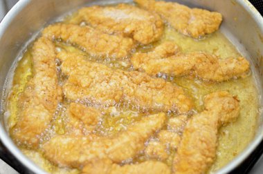 Derin yağda kızarmış tavuk şeritleri tamamen pişmiş taze tavuk göğsü eti çeşnili ve lezzetli çıtır ekmek kırıntıları, tavuk parmakları, fileto ya da goujonlar ile kaplı beyaz tavuk etidir.