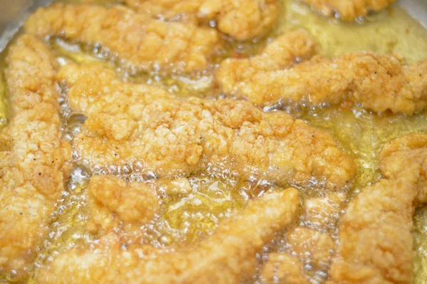 기름에 스트립 완전히 신선한 맛있는 바삭한 부스러기 손가락 닭고기 고기로 — 스톡 사진