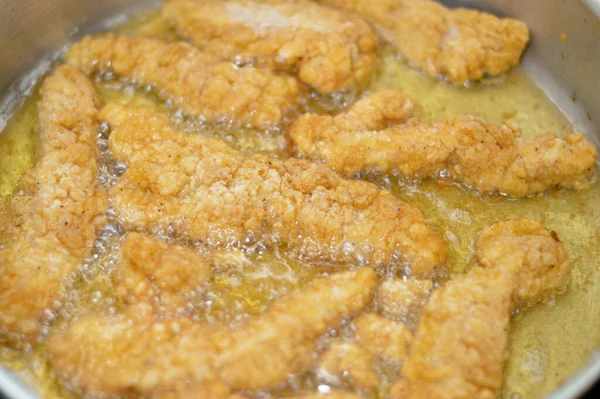Frying Chicken Strips Deep Oil Pełni Ugotowane Świeże Mięso Piersi — Zdjęcie stockowe