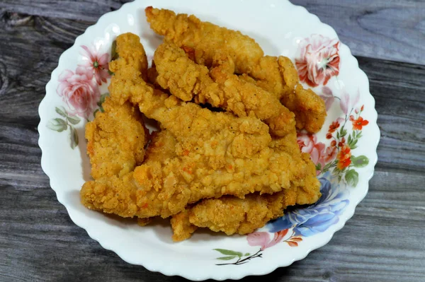 Τηγανητές Λωρίδες Κοτόπουλου Ένα Πιάτο Πλήρως Μαγειρεμένο Φρέσκο Κρέας Στήθους — Φωτογραφία Αρχείου