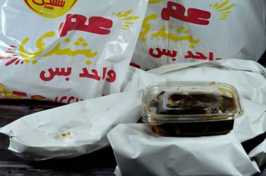 Kahire, Mısır, 3 Ağustos 2023: 3 Bashandy falafel and fava fasülye restoranı, Bashandi Amca kahvaltıda çeşitli menülerle birlikte çiğ mısırlı sandviçlerden oluşan popüler bir paket sunar.