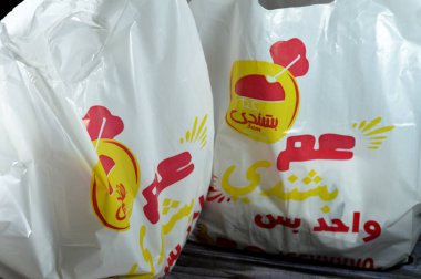 Kahire, Mısır, 3 Ağustos 2023: 3 Bashandy falafel and fava fasülye restoranı, Bashandi Amca kahvaltıda çeşitli menülerle birlikte çiğ mısırlı sandviçlerden oluşan popüler bir paket sunar.