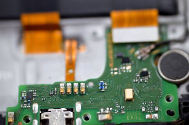 Kahire, Mısır, 3 Ağustos 2023: Huawei Smartphone mobil cihaz anakart elektronik çip, kamera ve SIM kart döşeme, donanım, elektronik, onarım, güncelleme, bakım konsepti