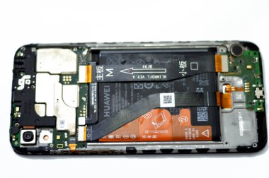 Kahire, Mısır, 3 Ağustos 2023: Huawei Smartphone mobil cihaz anakart elektronik çip, kamera ve SIM kart döşeme, donanım, elektronik, onarım, güncelleme, bakım konsepti