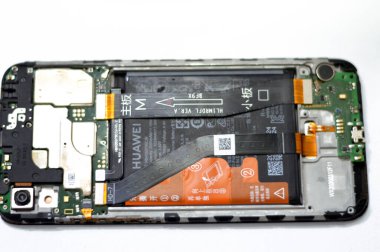 Kahire, Mısır, 3 Ağustos 2023: Huawei Smartphone mobil cihaz anakart elektronik çip, kamera ve SIM kart döşeme, donanım, elektronik, onarım, güncelleme, bakım konsepti