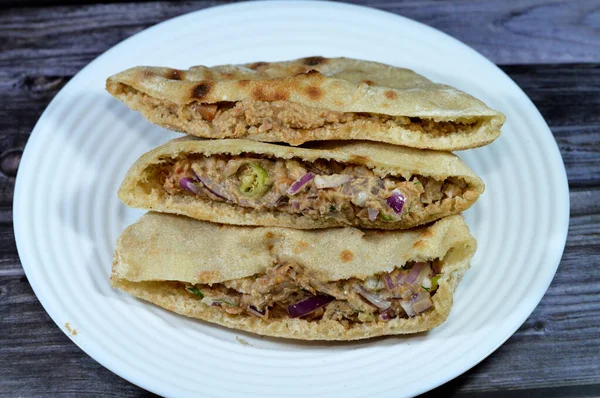 オイル ゴマタキニ クミン スパイス チリペッパーとタマネギのスライス プレートに伝統的なエジプトのファバ豆サンドイッチの選択的な焦点を混ぜたフラットパン — ストック写真