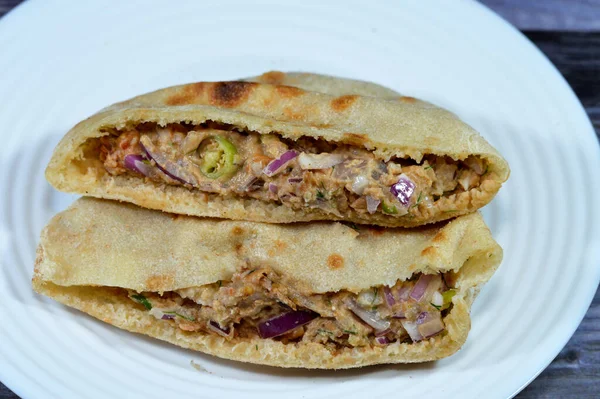 オイル ゴマタキニ クミン スパイス チリペッパーとタマネギのスライス プレートに伝統的なエジプトのファバ豆サンドイッチの選択的な焦点を混ぜたフラットパン — ストック写真