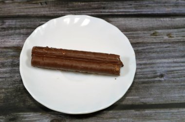 Çikolata çubukları, çikolata kremalı gevrek gofretler. Zengin, hafif, çıtır çıtır ve kremalı vanilyalı gofret çubukları çikolata kaplı ve çikolata ve fındıklı krema ile dolu, şekerli bir aperatif