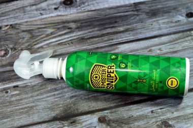 Kahire, Mısır, 4 Ağustos 2023: Bay Keskin nişancı karınca öldürücü sprey, Karıncalar, Hamamböcekleri, Çekirgeler, Akrepler, Örümcekler ve diğer böcekler, çeşitli böcekleri çabucak öldürme yeteneği, seçici odaklanma