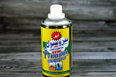 Kahire, Mısır, 4 Ağustos 2023: Yeni Pyrosol altın uçan böcek öldürücü sprey, Orta Kimyasallar için Nasr Şirketi tarafından, yaygın ev böceklerini öldürüyor, sürünen ve uçan böcekler için böcek ilacı