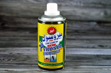 Kahire, Mısır, 4 Ağustos 2023: Yeni Pyrosol altın uçan böcek öldürücü sprey, Orta Kimyasallar için Nasr Şirketi tarafından, yaygın ev böceklerini öldürüyor, sürünen ve uçan böcekler için böcek ilacı