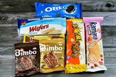 Kahire, Mısır, 4 Ağustos 2023: Şeker ve şeker koleksiyonu, Bisco Misr çıtır kremalı gofretler, Oreo kurabiyeleri, Kamara çilekli İsviçre dürümü, Corona 'nın Bimbo bisküvisi, Reese' in kurabiyeleri ve Freska çubukları.