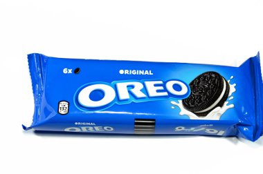 Kahire, Mısır, 4 Ağustos 2023: Oreo, Mondelez International 'ın sahibi olduğu Nabisco tarafından tanıtılan iki kakaolu bisküvi ya da kurabiye parçasından oluşan bir marka.