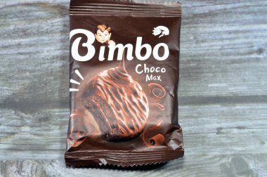 Kahire, Mısır, 4 Ağustos 2023: Bimbo Choco maksimum çikolata kremalı bisküvi, lezzetli ve kremalı çikolatalı bisküviler. Corona şirketi tarafından yüksek kaliteli malzemelerle yapıldı.