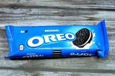 Kahire, Mısır, 4 Ağustos 2023: Oreo, Mondelez International 'ın sahibi olduğu Nabisco tarafından tanıtılan iki kakaolu bisküvi ya da kurabiye parçasından oluşan bir marka.