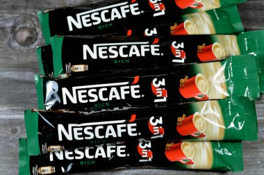 Kahire, Mısır, 5 Ağustos 2023: Nestle Nescafe 3 in 1 zengin çubuk kesesi hızlı kahve, daha güçlü ve daha yoğun bir kahve teslimatı nihai kahve tekmesi, yüksek kaliteli robusta kahve çekirdekleri