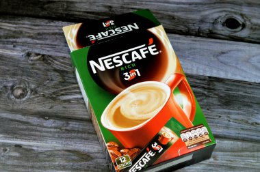 Kahire, Mısır, 5 Ağustos 2023: Nestle Nescafe 3 in 1 zengin çubuk kesesi hızlı kahve, daha güçlü ve daha yoğun bir kahve teslimatı nihai kahve tekmesi, yüksek kaliteli robusta kahve çekirdekleri