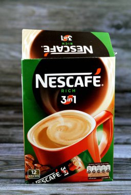 Kahire, Mısır, 5 Ağustos 2023: Nestle Nescafe 3 in 1 zengin çubuk kesesi hızlı kahve, daha güçlü ve daha yoğun bir kahve teslimatı nihai kahve tekmesi, yüksek kaliteli robusta kahve çekirdekleri