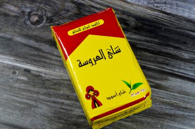 Kahire, Mısır, 5 Ağustos 2023: El Arosa Kara Çayı, birçok yararlı özelliği ile, kalp ve kemikler için iyidir. İdrar söktürücü etkisi, antioksidan ve koruyucu etkisi var, seçici odaklanma.