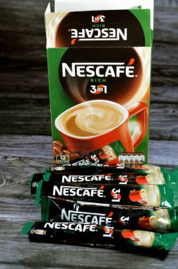 Kahire, Mısır, 5 Ağustos 2023: Nestle Nescafe 3 in 1 zengin çubuk kesesi hızlı kahve, daha güçlü ve daha yoğun bir kahve teslimatı nihai kahve tekmesi, yüksek kaliteli robusta kahve çekirdekleri