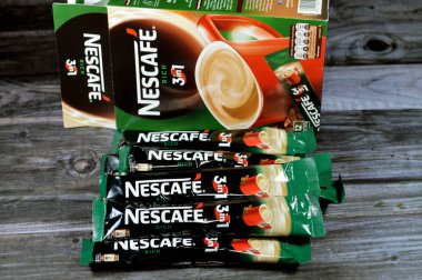 Kahire, Mısır, 5 Ağustos 2023: Nestle Nescafe 3 in 1 zengin çubuk kesesi hızlı kahve, daha güçlü ve daha yoğun bir kahve teslimatı nihai kahve tekmesi, yüksek kaliteli robusta kahve çekirdekleri
