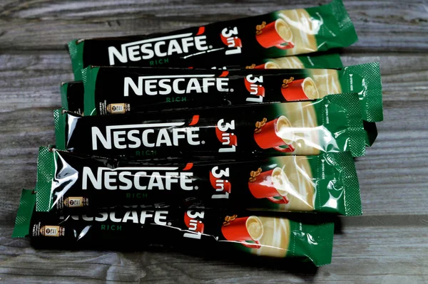 Kahire, Mısır, 5 Ağustos 2023: Nestle Nescafe 3 in 1 zengin çubuk kesesi hızlı kahve, daha güçlü ve daha yoğun bir kahve teslimatı nihai kahve tekmesi, yüksek kaliteli robusta kahve çekirdekleri