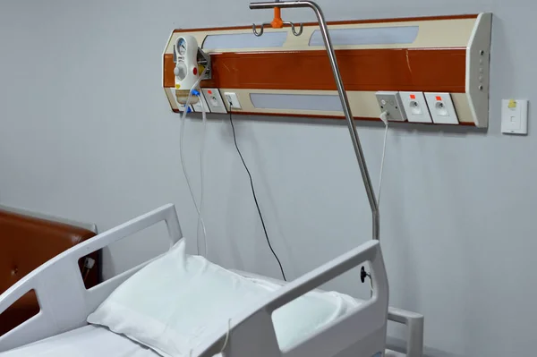 埃及开罗 2023年8月5日 在医院的病房里 病人床上有一个控制面板 上面装有吸气器真空调整器 连接着控制面板 氧气口 — 图库照片