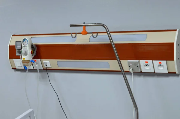 カイロ エジプト 8月5日2023 パネル 酸素ポート ライト コールボタンに接続された吸血鬼真空調節装置を備えた患者ベッドの上にコントロールパネルを備えた病院内の患者室 — ストック写真