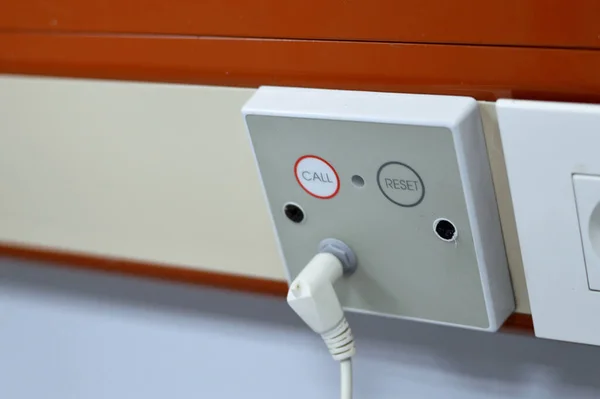 病人在医院的病房里呼叫设备 带有呼叫按钮和重置按钮 用于紧急呼叫有需要的护士 墙上装有按钮 有选择的焦点 — 图库照片