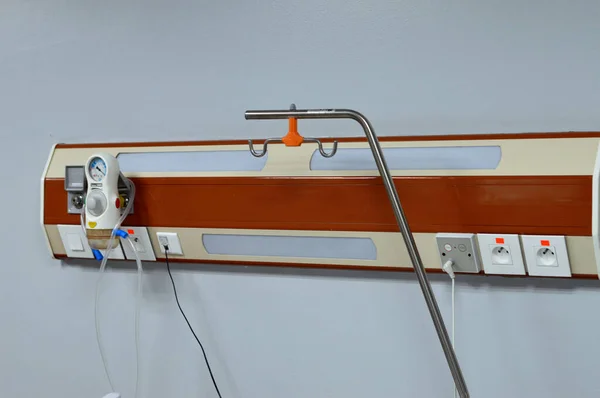 カイロ エジプト 8月5日2023 パネル 酸素ポート ライト コールボタンに接続された吸血鬼真空調節装置を備えた患者ベッドの上にコントロールパネルを備えた病院内の患者室 — ストック写真