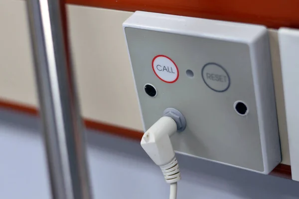 病人在医院的病房里呼叫设备 带有呼叫按钮和重置按钮 用于紧急呼叫有需要的护士 墙上装有按钮 有选择的焦点 — 图库照片