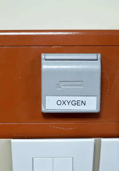 氧气筒 医院和急诊的中心线 氧气筒 病房墙壁的真空插头 供医疗中心病人使用的氧气 — 图库照片