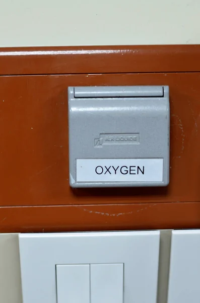 氧气筒 医院和急诊的中心线 氧气筒 病房墙壁的真空插头 供医疗中心病人使用的氧气 — 图库照片
