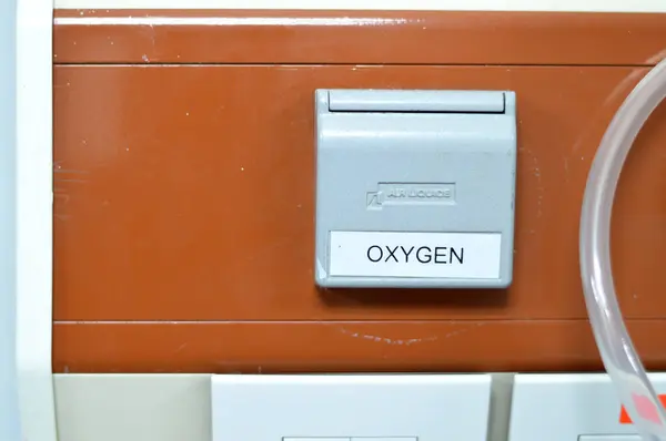 酸素医療用ガスコンセント 病院や緊急用セントラルライン 酸素ポート 患者室の病院壁の真空プラグ 医療センターの患者に酸素を供給するO2供給患者 — ストック写真