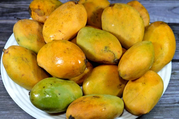 Plate Egyptian Fresh Mango Fruit Tropical Delicacy Mangoes Nutritionally Rich — 图库照片