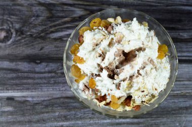 Pirinç pudingi, pirinç, mısır unu, şeker, krem şantili süt, vanilyalı dondurma ve çikolata, hindistan cevizi, fındıklı kuru üzüm, riz au lait, Stla, sholezard ve moghli