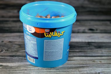 Kahire, Mısır, 11 Ağustos 2023: Carnavalita Dondurma Vanilya ve Nestle 850 ml 'den çikolatalı vanilyalı beyaz ve çikolatalı dondurma.