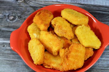 Kızarmış tavuk nugget tabakta tamamen pişmiş taze tavuk eti çeşnili ve lezzetli çıtır ekmek kırıntıları, tavuk parçaları, fileto veya goujonlar ile kaplı beyaz tavuk etidir.