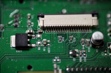 Kahire, Mısır, 9 Ağustos 2023: Araba USB mikroSD ses oynatıcı elektronik kart, FM radyo çalar, bir otomobil araç ses cihazının bakımı, onarım hizmetlerinin onarılması, seçici odaklanma