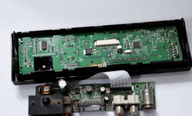 Kahire, Mısır, 9 Ağustos 2023: Araba USB mikroSD ses oynatıcı elektronik kart, FM radyo çalar, bir otomobil araç ses cihazının bakımı, onarım hizmetlerinin onarılması, seçici odaklanma