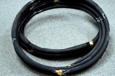 Siyah kauçukla kaplı klimalı bakır borular, çoğunlukla ısıtma sistemlerinde ve soğutma, havalandırma ve havalandırma sistemlerinde soğutma hattı olarak kullanılır.