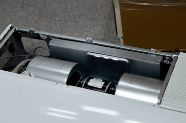 Kahire, Mısır, 9 Ağustos 2023: Saatte 48.000 BTU İngiliz Termal Birimi, Zemin Tavanı iç mekan ünitesi, seçici odaklı odanın soğutma ve havalandırma vantilatörü