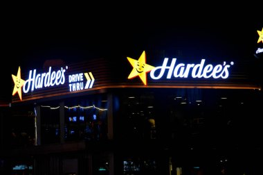 Kahire, Mısır, 9 Ağustos 2023: Hardee 'nin Restoranları LLC, Kahire' de geceleri CKE Restoranları Holding, Inc. Hardees restoranı tarafından işletilen bir Amerikan fast-food restoran zinciri.