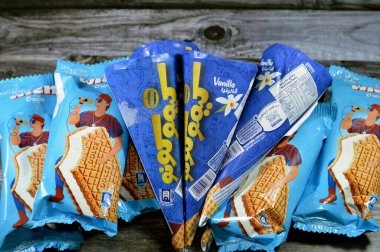 Kahire, Mısır, 8 Ağustos 2023: Karamelli, fındıklı ve çikolatalı dondurma külahlı Kimo Kono Nestle vanilyalı dondurma.
