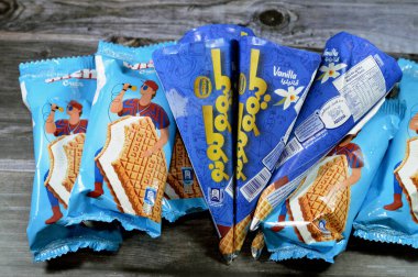 Kahire, Mısır, 8 Ağustos 2023: Karamelli, fındıklı ve çikolatalı dondurma külahlı Kimo Kono Nestle vanilyalı dondurma.