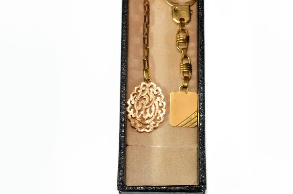 Medallas Oro Llavero Oro Quilate Con Texto Árabe Uno Ellos —  Fotos de Stock